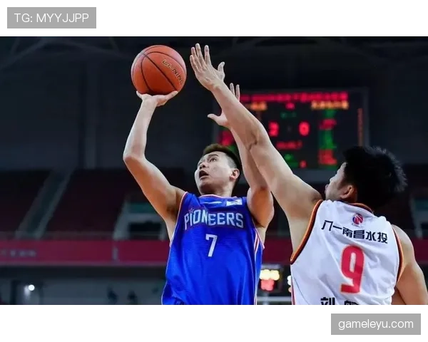 奥布拉克单掌神扑力挽狂澜，助球队逆转取胜状态回暖引关注